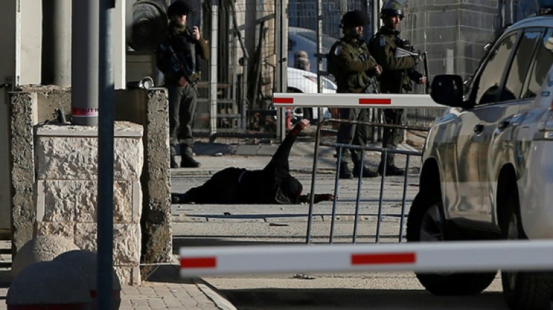 إصابة فلسطينية برصاص الاحتلال على حاجز قلنديا