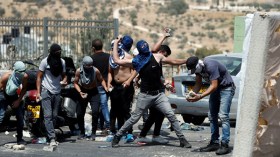 آلاف الفلسطينيين يؤدون صلاة الجمعة في شوارع القدس