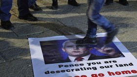 النواب العرب يغادرون الكنيست لدى صعود بنس منصته