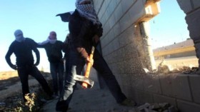 فلسطينيون يحدثون ثغرة في جدار الفصل العنصري