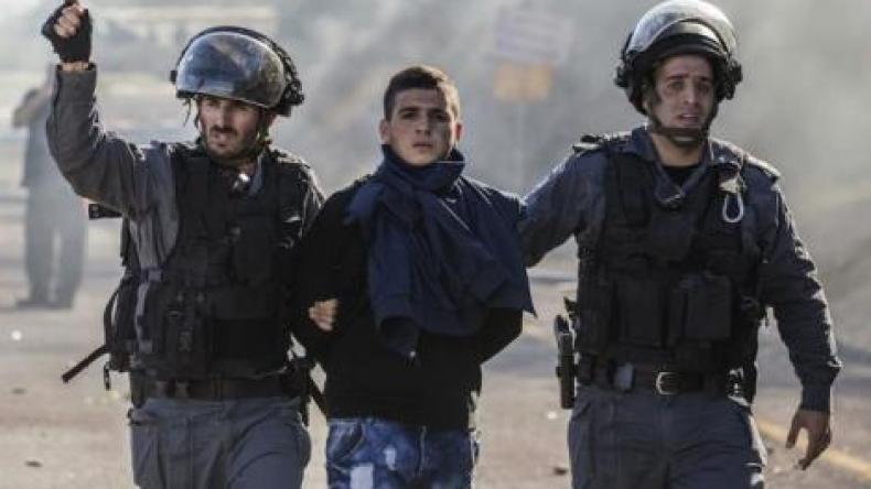 الاحتلال يعتقل عشرة فلسطينيين في الضفة الغربية