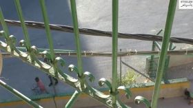 جندي إسرائيلي يسرق دراجة طفلة فلسطينية