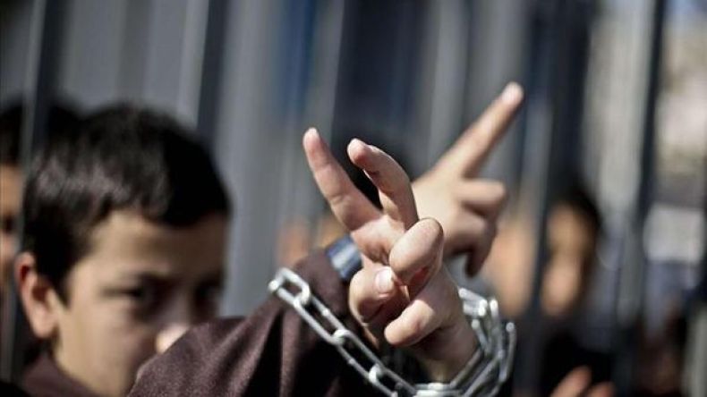 جيش الاحتلال يعتقل قاصراً بحجة طعن مستوطنة في الخليل