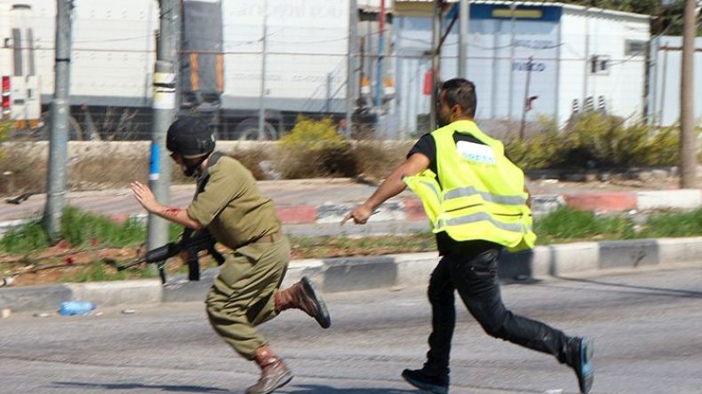 الأوبزرفر: الفلسطينيون يفجرون انتفاضة الخناجر