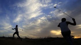 قانون إسرائيلي يفرض السجن ثلاث سنوات على راشقي الحجارة