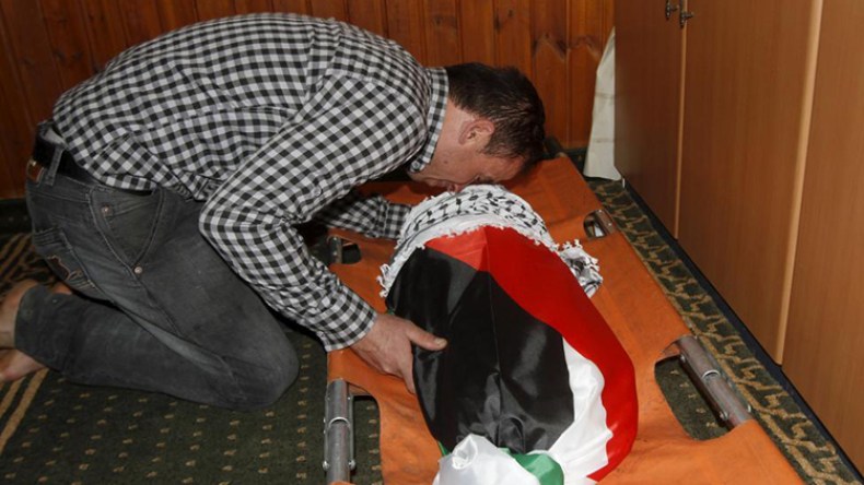 استشهاد فلسطيني متأثراً بجراحه بعد مواجهات مع قوات الاحتلال