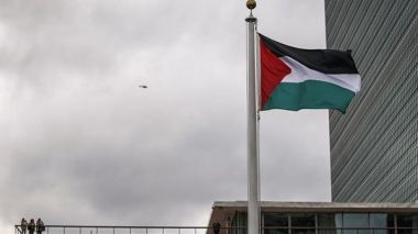 لحظة رفع علم فلسطين أمام مقر الأمم المتحدة