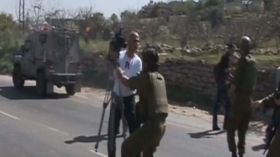 شاهد كيف تعامل السلطات الإسرائيلية الصحافيين الفلسطينيين