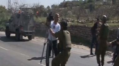 شاهد كيف تعامل السلطات الإسرائيلية الصحافيين الفلسطينيين