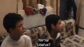 جنود الاحتلال يستجوبون أطفالاً فلسطينيين في غرفة النوم