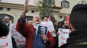 محتجون فلسطينيون يرشقون وزير الخارجية الكندي بالبيض والأحذية