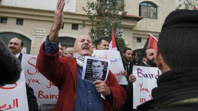 محتجون فلسطينيون يرشقون وزير الخارجية الكندي بالبيض والأحذية
