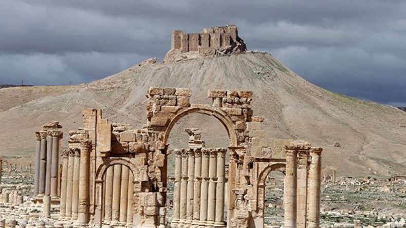 “داعش” يعدم أشخاصاً بربطهم إلى أعمدة أثرية وتفجيرها بهم في تدمر