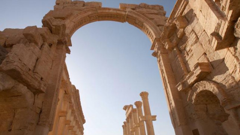 الطيران السوري يقصف مدينة تدمر