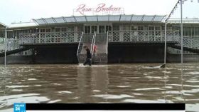 أمطار غزيرة في باريس تعطل الأنشطة التجارية والسياحية