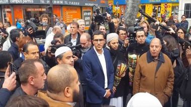 Des imams entonnent la Marseillaise devant le Bataclan