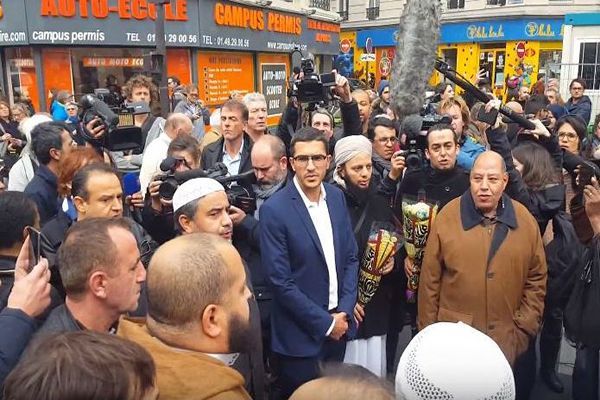 Des imams entonnent la Marseillaise devant le Bataclan