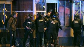 مقتل ما لا يقل عن 128 شخص في هجمات باريس