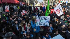 تظاهرات في فرنسا تطالب بإنهاء حال الطوارئ