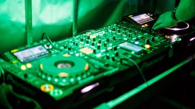 تونس: إغلاق ملهى ليلي إثر مزجه الآذان بالموسيقى