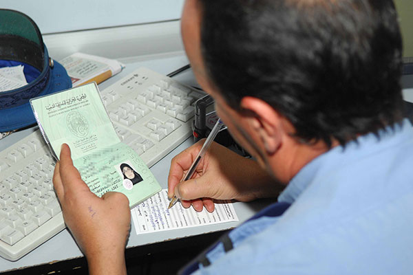 Border Police Uses Recognition Device to Detect Forged Passports