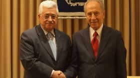 محمود عباس يُعبر عن حزنه وأسفه لوفاة بيريز