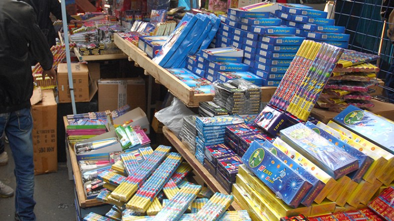 الجزائريون يستهلكون آخر احتياطي من المفرقعات بعد سقوط العصابة