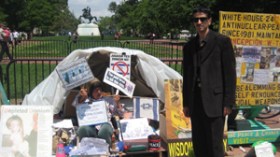 عجوز شمطاء “تحتلّ” البيت الأبيض منذ 30 سنة تحت رعاية المارينز