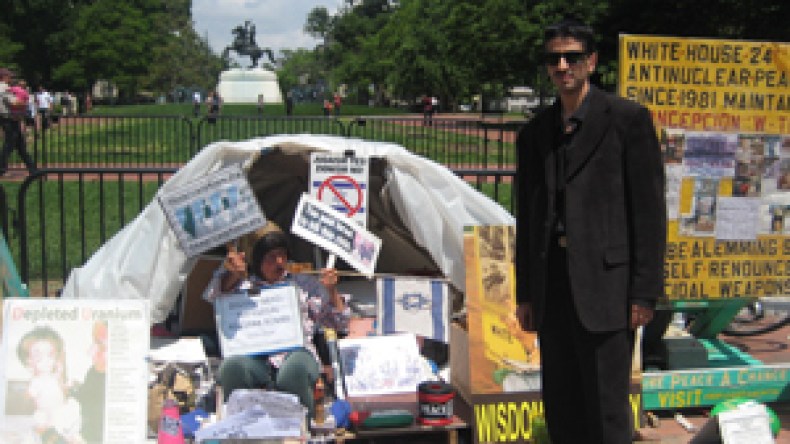 عجوز شمطاء “تحتلّ” البيت الأبيض منذ 30 سنة تحت رعاية المارينز