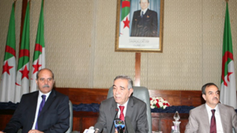 نصف الأحزاب السياسية تنشط خارج القانون!