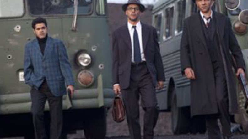 “خارجون عن القانون” كان طعما لتمرير تلفيقات “رجال وآلهة”