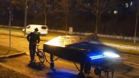 موسيقي يتجول مع بيانو من عاصمة إلى أخرى