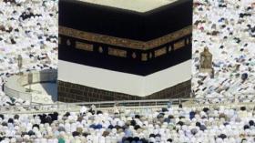 السعودية ترفع كسوة الكعبة 3 أمتار منعاً للعبث بها