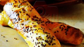 خبز بنوعين من الجبن