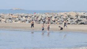 هكذا يتعذّب “زوالية” أيّاما على الشواطئ للظفر بلقب “مصطاف”!