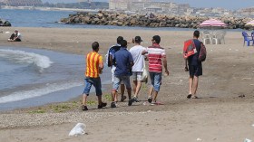 شواطئ مجانية‮ ‬يتحكم فيها موظفون فوق العادة‮…!!‬