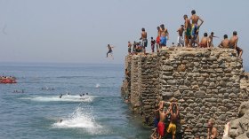 دعوة لعدم السباحة بالشواطئ الصخرية بعد غلق المسموحة بسبب كورونا