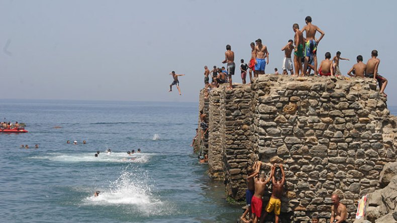 دعوة لعدم السباحة بالشواطئ الصخرية بعد غلق المسموحة بسبب كورونا