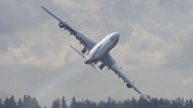 طائرة تلوّح بجناحيها