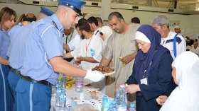 الشرطة تستقبل الصائمين العائدين إلى الوطن بالتمر والحليب