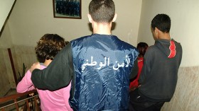 رجال أمن بالزي المدني داخل المدارس