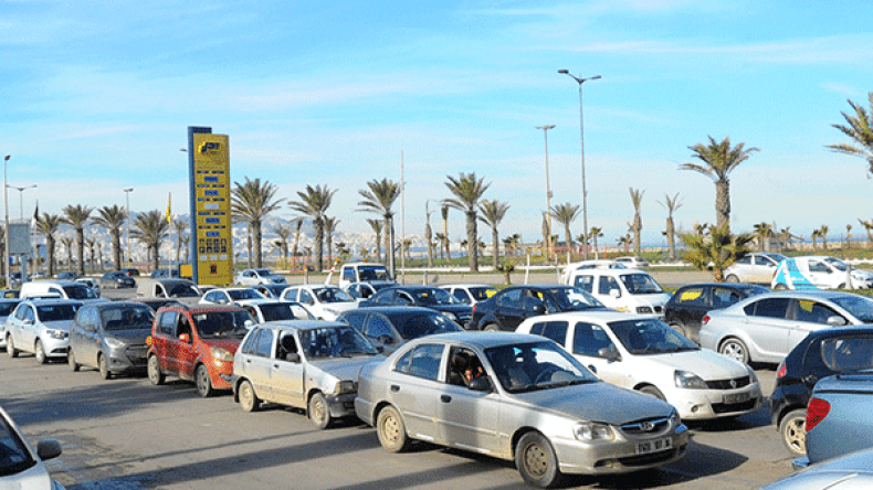 جزائريون “يُحاصرون” محطات الوقود!