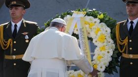 البابا في أرمينيا: على العالم أن لا ينسى “مذبحة الأرمن”