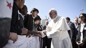 البابا يلتقي اللاجئين في جزيرة ليسبوس