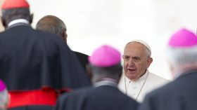 الفاتيكان يطرد أسقفاً بولندياً بعد اعترافه بمثليته الجنسية