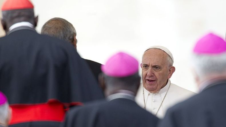 الفاتيكان يطرد أسقفاً بولندياً بعد اعترافه بمثليته الجنسية