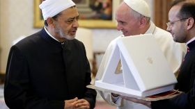 البابا فرنسيس يستقبل شيخ الأزهر في الفاتيكان