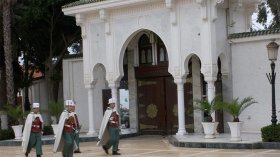 Qu’est-ce qu’il se prépare derrière la porte?