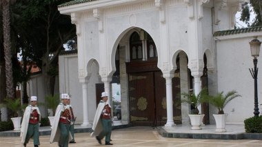 Qu’est-ce qu’il se prépare derrière la porte?