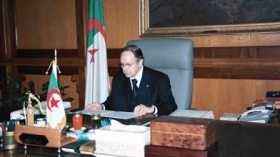 خمس مسودات لتعديل الدستور على مكتب بوتفليقة